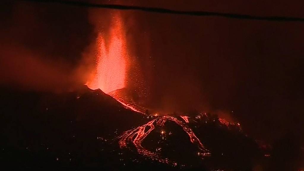 Tausende evakuiert nach Vulkanausbruch auf Kanareninsel La Palma