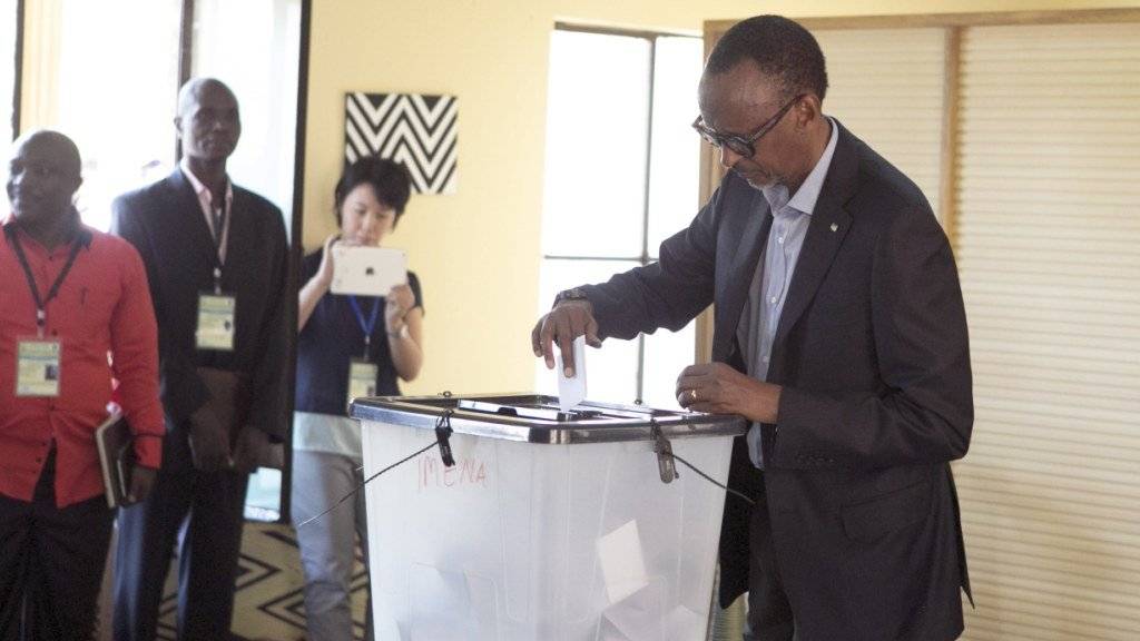 Der Präsident Ruandas Paul Kagame - hier bei seiner Stimmabgabe - ist mit einer überwältigenden Mehrheit im Amt bestätigt worden.
