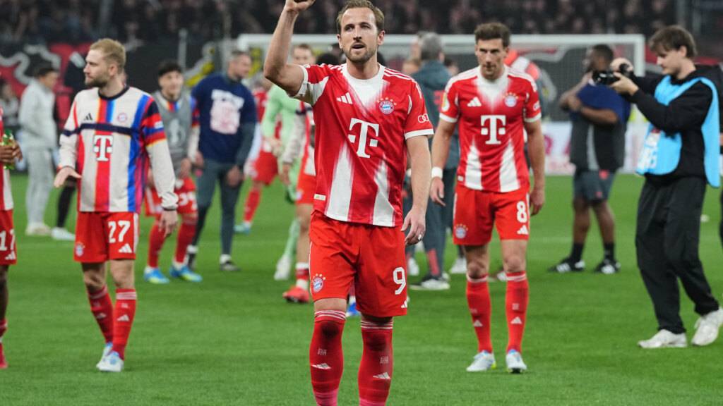 Bayerns Harry Kane, Torschütze zum 1:0, feiert mit seinen Teamkollegen den Einzug in den Cupfinal