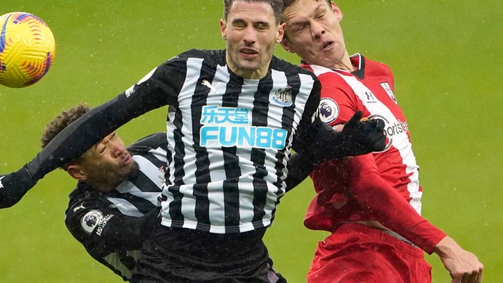 Fabian Schär muss mit Newcastle gegen Fulham die erste Niederlage der noch jungen Premier-League-Saison hinnehmen