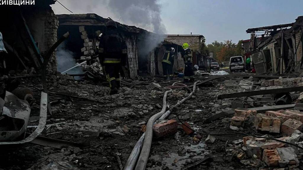 HANDOUT - Auf diesem vom ukrainischen Rettungsdienst zur Verfügung gestellten Foto löschen Rettungskräfte Brände in Garagen, die nach einem russischen Drohnenangriff auf die Region Kiew zerstört wurden. Foto: -/Ukrainian Emergency Service via AP/dpa - ACHTUNG: Nur zur redaktionellen Verwendung und nur mit vollständiger Nennung des vorstehenden Credits