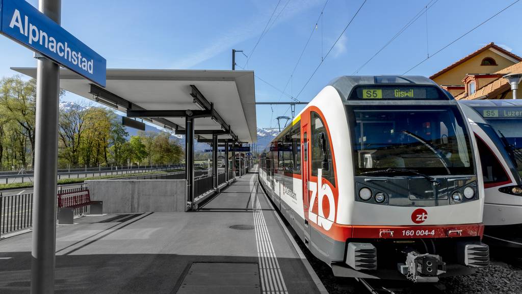 Zug Zentralbahn Bahnhof Alpnachstad Öffentlicher Verkehr