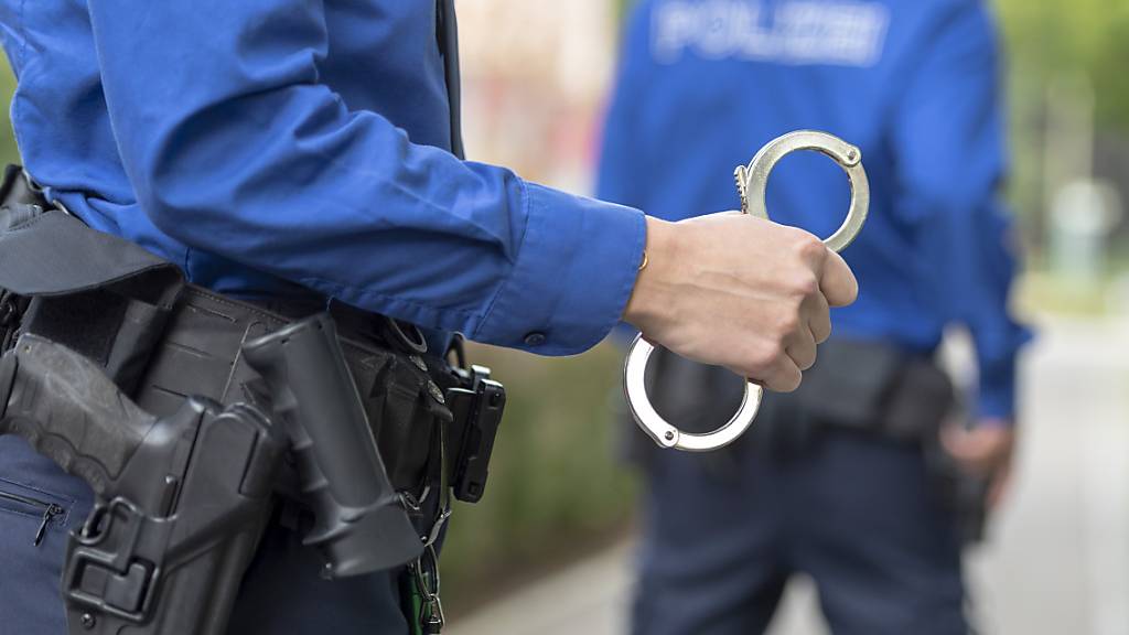 Die Kantonspolizei Zürich hat einen Mann festgenommen, der im Kanton Schwyz Schmuck gestohlen haben soll. (Symbolbild)