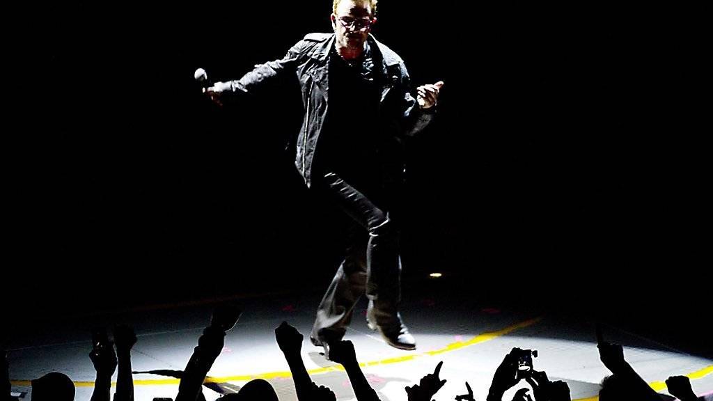 Konnte wegen eines Polizisten in Stockholm nicht auftreten: U2-Leadsänger Bono, hier bei einem Konzert in Amsterdam (Archiv)