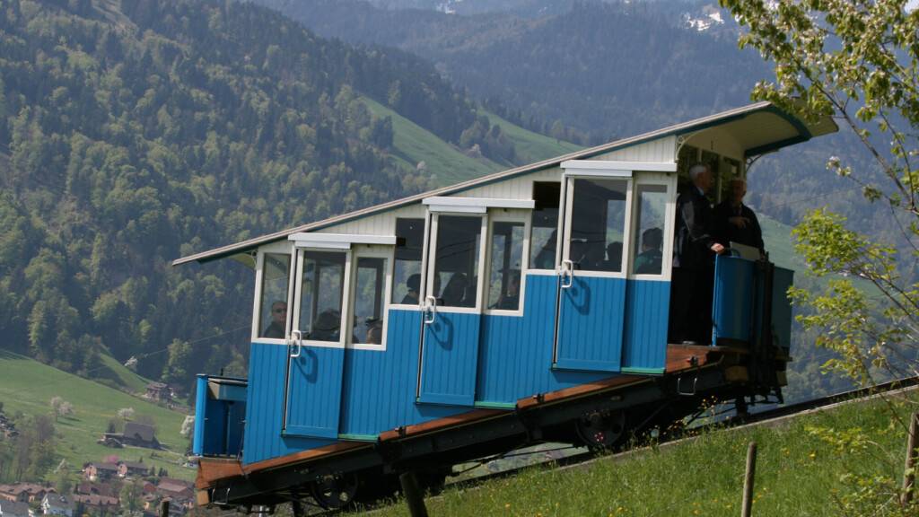 Unbekannte legten am Freitag ein Feuer zwischen den Schienen der Sonnenbergbahn in Kriens LU. Der geplante Saisonstart musste verschoben werden.