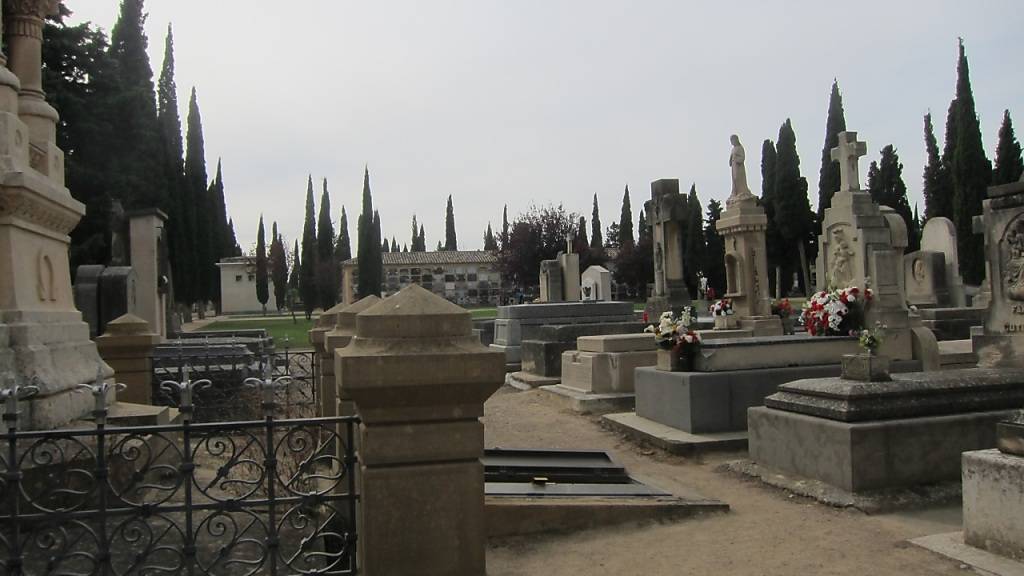 ARCHIV - Gräber auf dem Friedhof Torrero. Eine 90 Jahre alte Frau ist 2023 von Ärzten in Spanien fälschlicherweise für tot erklärt worden. Foto: ---/Europapress/dpa