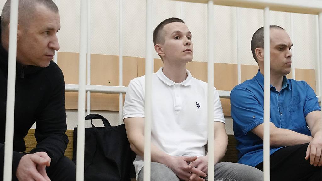 Die ehemaligen Anwälte des Kreml-Kritikers Alexej Nawalny, Igor Sergunin (l-r), Alexei Liptser und Vadim Kobzev, während der Gerichtsverhandlung. Foto: Alexander Zemlianichenko/AP