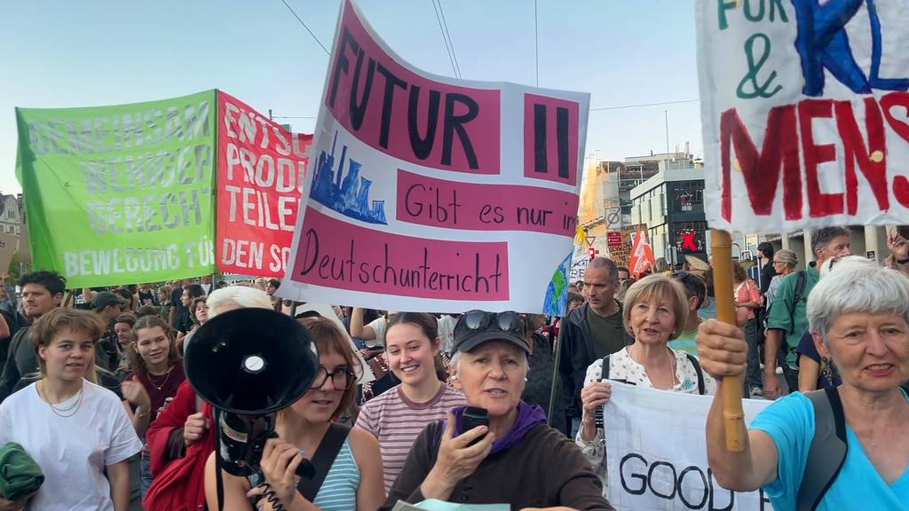 Tausende demonstrieren in Zürich für mehr Klimaschutz