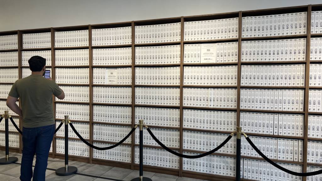 PRODUKTION - Ein Besucher steht im «Donald J. Trump and Jeffrey Epstein Memorial Reading Room» in einer Ausstellung, die die Epstein-Dokumente in 3.437 Büchern zeigt. Rund 3,5 Millionen Dokumente hat das US-Justizministerium zum Fall Epstein veröffentlicht. Das Ausmaß will die Ausstellung nun greifbar machen. Foto: Christina Horsten/dpa