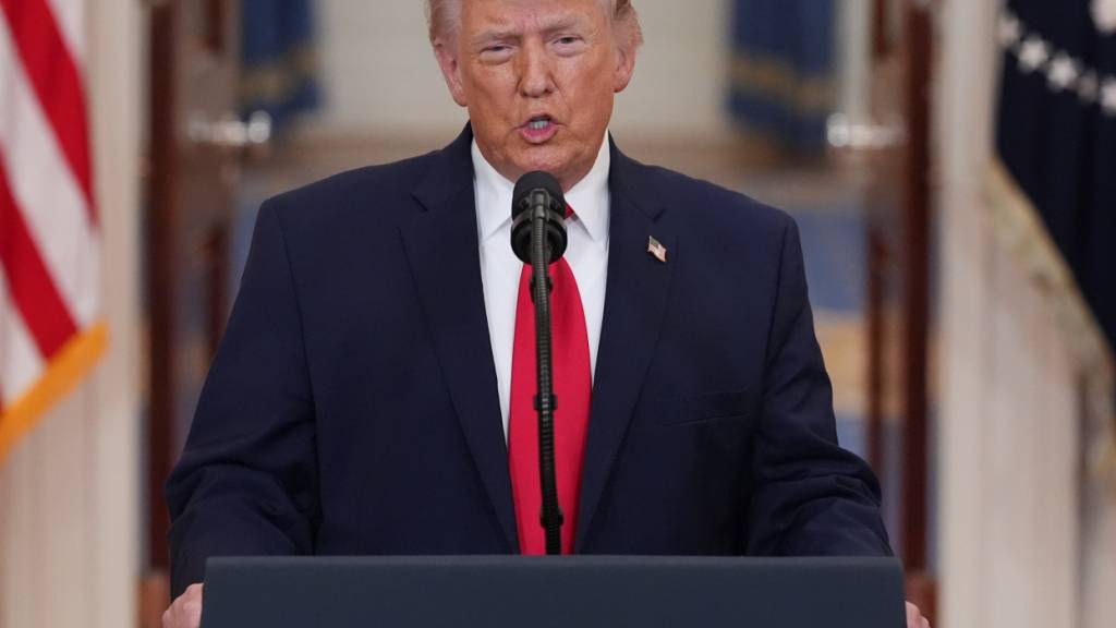 ARCHIV - US-Präsident Donald Trump spricht über den Iran-Krieg in der Cross Hall des Weißen Hauses  in Washington. Foto: Alex Brandon/AP Pool/dpa