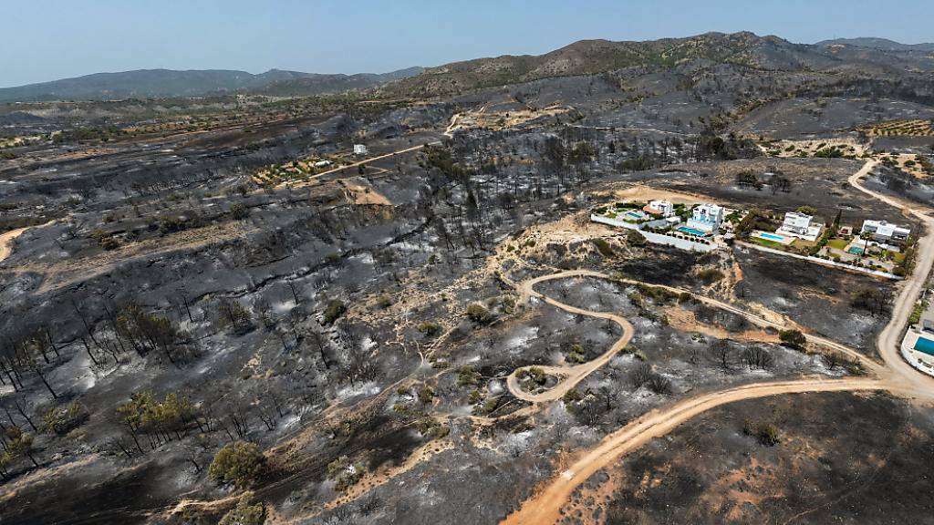 dpatopbilder - Luftbilder aus der Ortschaft Gennadi zeigen die Spuren des Feuers auf der griechischen Ferieninsel Rhodos. Foto: Christoph Reichwein/dpa
