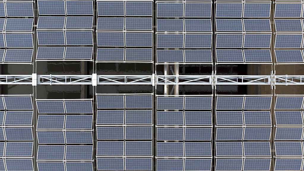 Auf grossen Dächern sollen im Kanton St. Gallen 1000 neue Photovoltaikanlagen installiert werden. Die Fortschritte können über eine neue Kommunikationsplattform mitverfolgt werden. (Symbolbild)