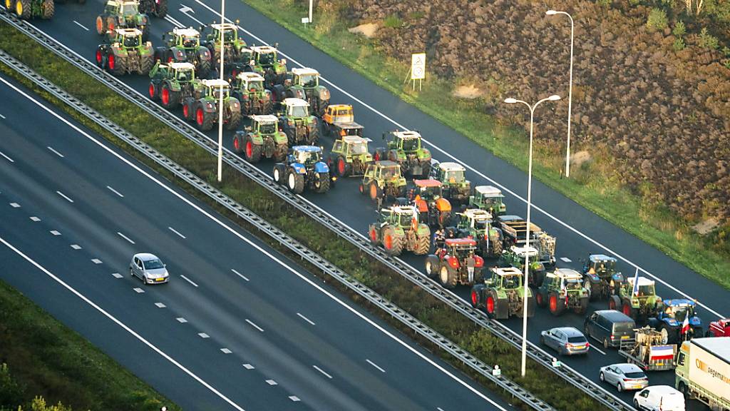 Wütende Bauern haben in den Niederlanden Strassen versperrt. EPA/JERRY LAMPEN