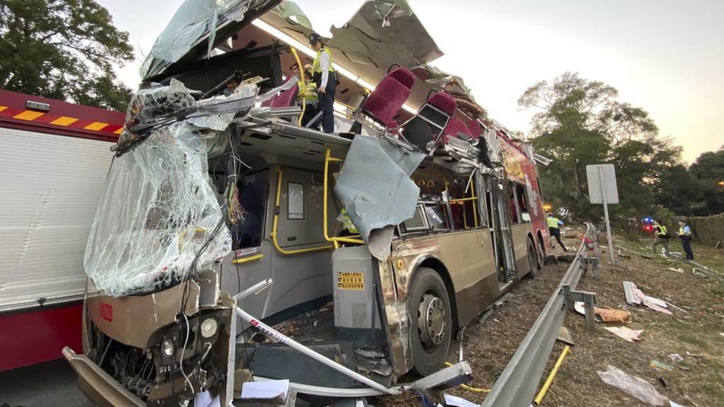 Der vollständig zerstörte Bus, in dem sechs Menschen starben.