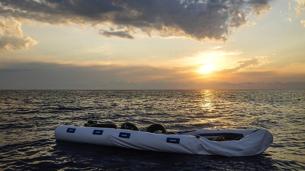 ARCHIV - Nachdem ein Schlauchboot vor einer griechischen Insel gekentert ist, werden mehrere Menschen vermisst. (Symbolbild) Foto: Francisco Seco/AP/dpa
