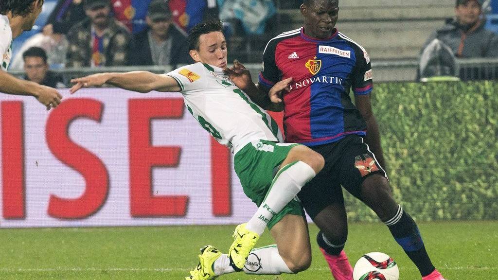 Der St. Galler Silvan Hefti, links, im Kampf um den Ball gegen Basels Breel Embolo, rechts, beim Fussball Meisterschaftsspiel der Super League zwischen dem FC Basel und dem FC St. Gallen im Stadion St. Jakob-Park in Basel am Samstag, 12. September 2015. (KEYSTONE/Patrick Straub)