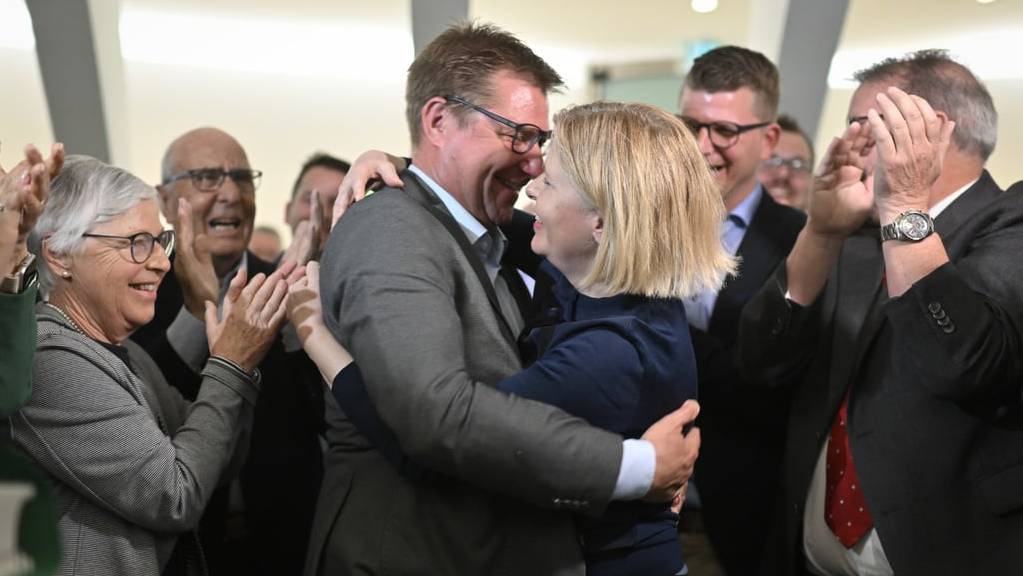 Schon lange ein Paar, nun aber verheiratet: TOni Brunner und Esther Friedli. (Archivbild)