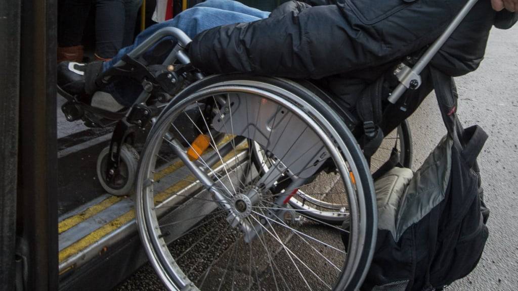 An den Kantonsstrassen im Aargau sollen in den nächsten Jahren weitere Bushaltestellen barrierefrei ausgebaut werden. Davon werden nicht einzig die Rollstuhlfahrer profitieren. (Symbolbild)