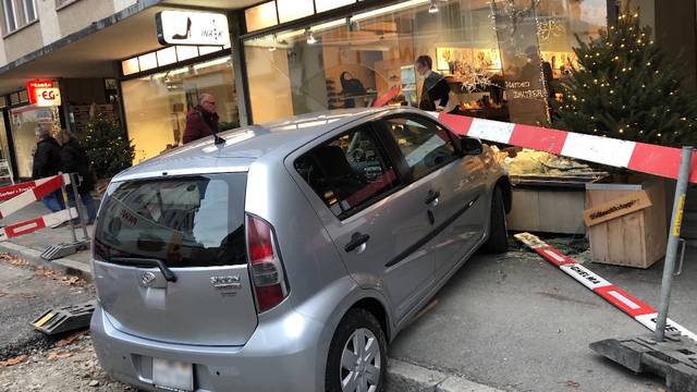 Auto donnert in Interlaker Schaufenster