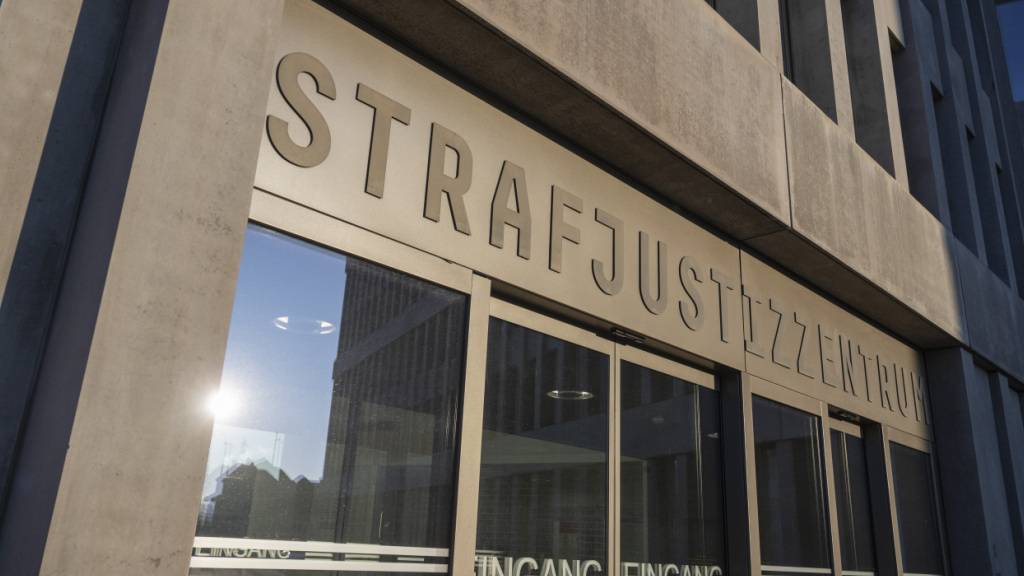 Ab Mittwoch stehen drei Männer wegen qualifizierter Widerhandlung gegen das Betäubungsmittelgesetz vor dem Baselbieter Strafgericht. (Archivbild)