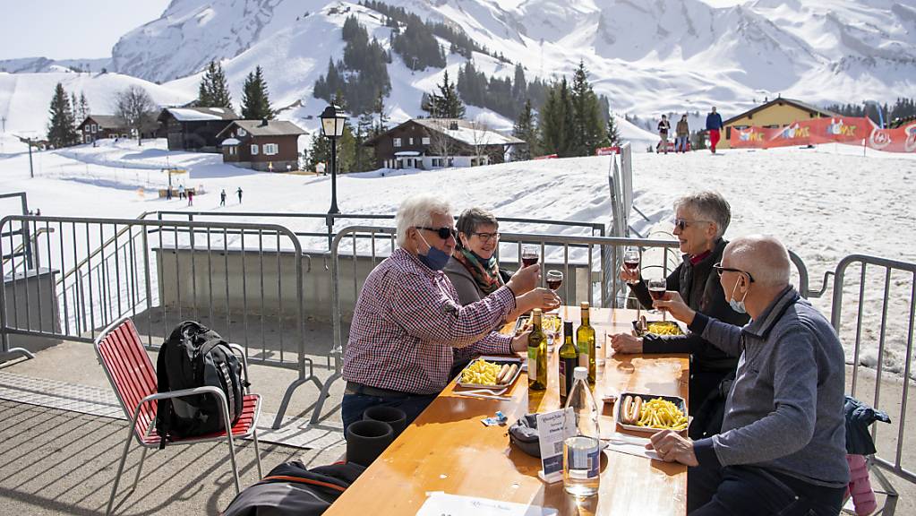 Alle Restaurants sollen nach dem Willen der nationalrätlichen Wirtschaftskommission am 22. März wieder öffnen: Die Terrasse des Bergrestaurants «Klewen Stube» auf der Klewenalp am Freitag.