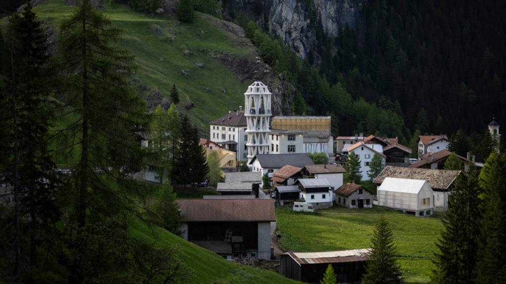 Der 30 Meter hohe Turm steht im Bündner Dorf Mulegns, am Fusse des Julierpasses. Das Dorf zählt gerade noch elf Einwohnende.