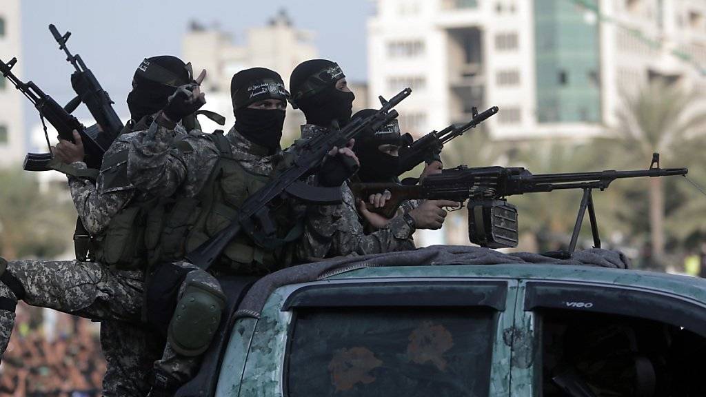 Hamas-Kämpfer im Gazastreifen: Der Inlandgeheimdienst Israels verdächtigt den Gaza-Chef der Hilfsorganisation World Vision, Millionen an den militärischen Arm der radikalislamischen Hamas geleitet zu haben. World Vision hält die Anschuldigungen für unbegründet. (Archivbild)