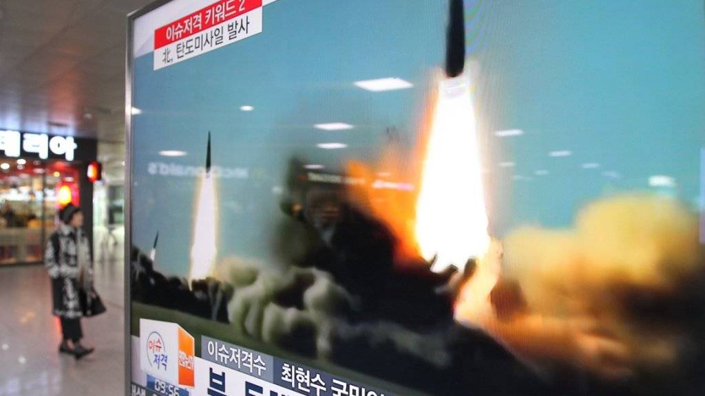 Ein südkoreanischer TV-Sender zeigt Bilder eines Raketenstarts des Nordens. Der Streit auf der koreanischen Halbinsel eskaliert zusehends.