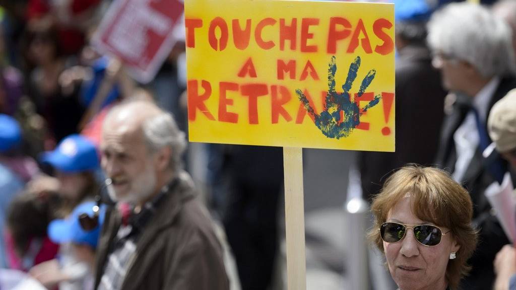 Gegner der Altersvorsorge 2020 im Mai 2015 in Lausanne. (KEYSTONE/Laurent Gillieron)