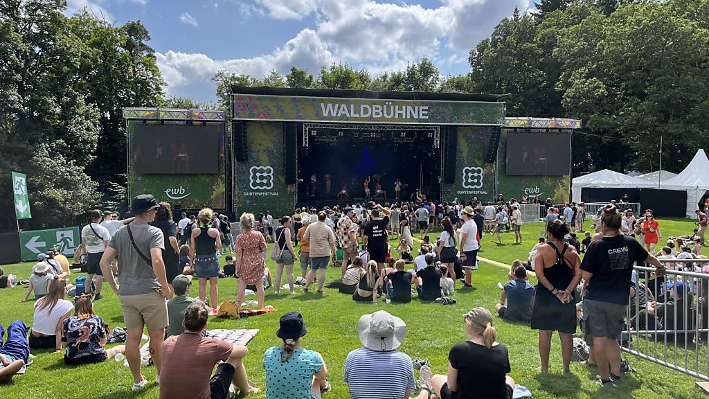 Die Bieler Sängerin Naveni eröffnete am Mittwochnachmittag die Waldbühne des Berner Gurtenfestivals.