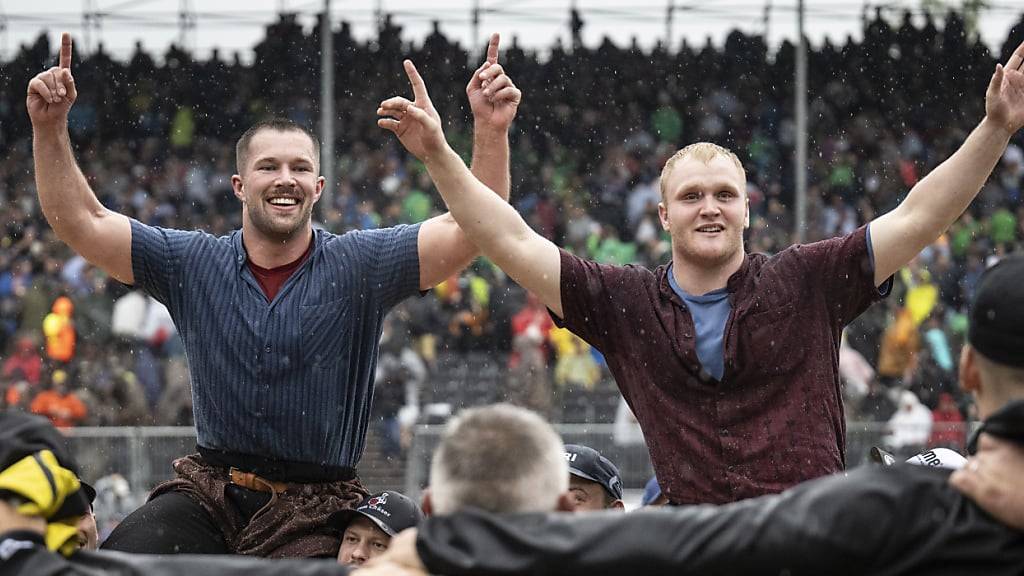 Fabian Staudenmann (links) und Fabio Hiltbrunner auf den Schultern ihrer Berner Teamkollegen