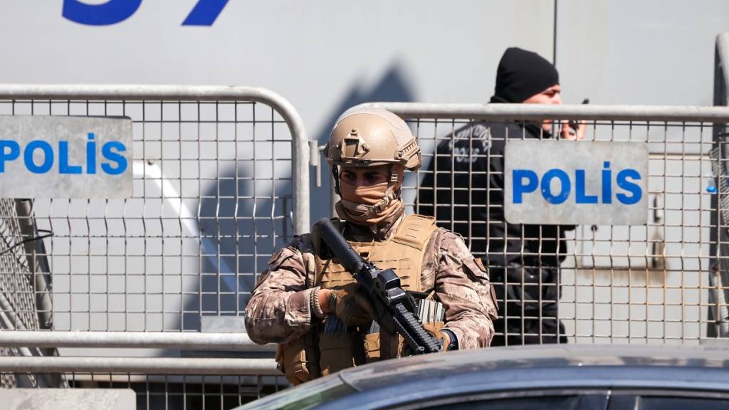 ARCHIV - Ein türkischer Soldat steht Wache. Foto: Omer Hamza Yildiz/DIA Photo/dpa/Archivbild