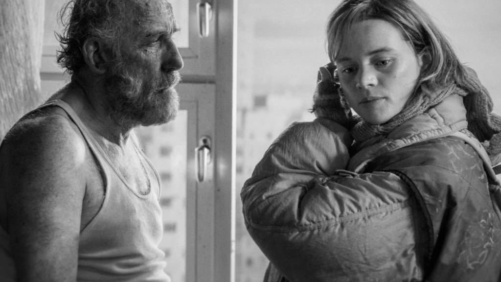 In Nicolas Steiners Film sind Karl Markovics als Hugo Drowak und Luna Wedler als Lena zu sehen - meist in Schwarz-Weiss. Die Bildsprache soll, so der Regisseur, einen Zugang zum Inneren der Figur eröffnen.
