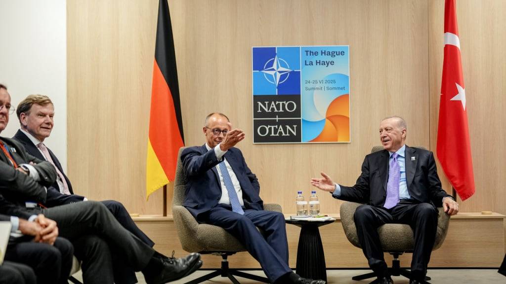 Bundeskanzler Friedrich Merz (2.v.r., CDU) und Recep Tayyip Erdogan (r), Präsident der Türkei, kommen am Rande des Nato-Gipfels neben Boris Pistorius (SPD,2.v.l. ), Bundesminister der Verteidigung, und Johann Wadephul (CDU, 3.v.l.), Außenminister, zusammen. Foto: Kay Nietfeld/dpa Pool/dpa