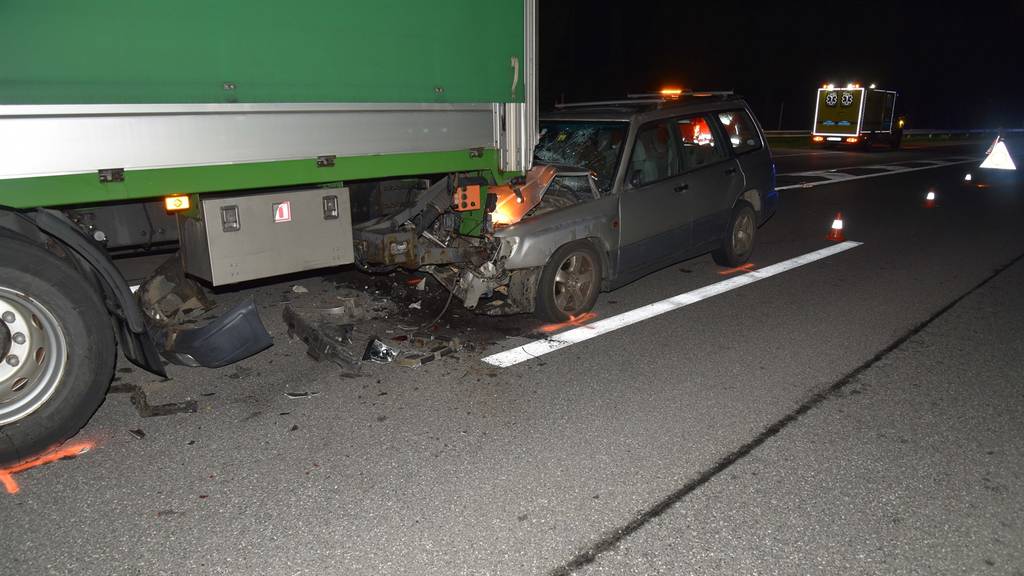 Autofahrer (76) knallt in Lastwagen und wird schwer verletzt