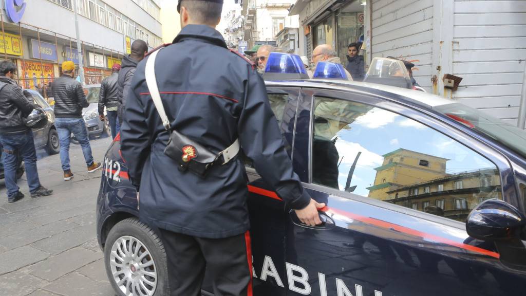 ARCHIV - Carabinieri am Ort einer Schießerei am 07.01.2017 in Neapel (Italien). Foto: Roberta Basile/dpa