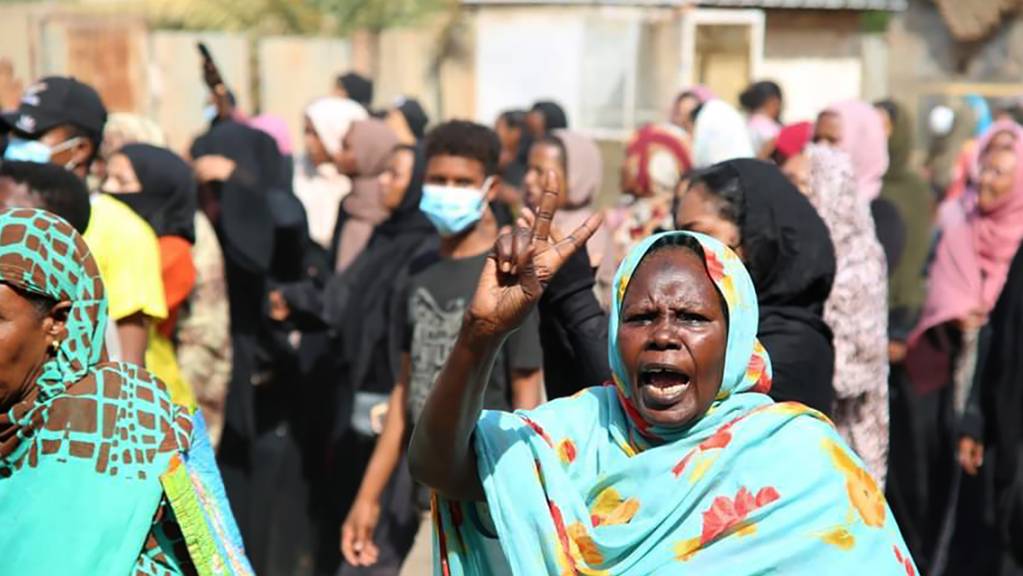 Eine Demonstrantin zeigt das Siegeszeichen, während Tausende auf der Straße gegen die Machtübernahme durch das Militär demonstrieren. Laut Angaben aus Diplomatenkreisen will sich der UN-Sicherheitsrat am Dienstag in einer Dringlichkeitssitzung mit der Lage im Sudan beschäftigen.