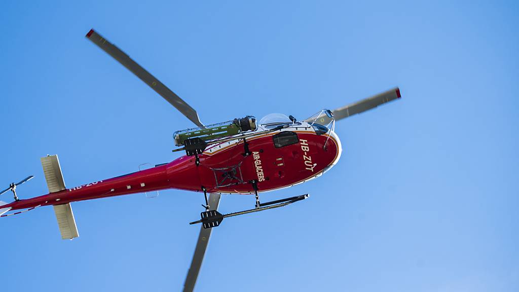 Ein Rettungshelikopter flog den lebensbedrohlich verletzten Töfffahrer ins Spital. (Symbolbild)