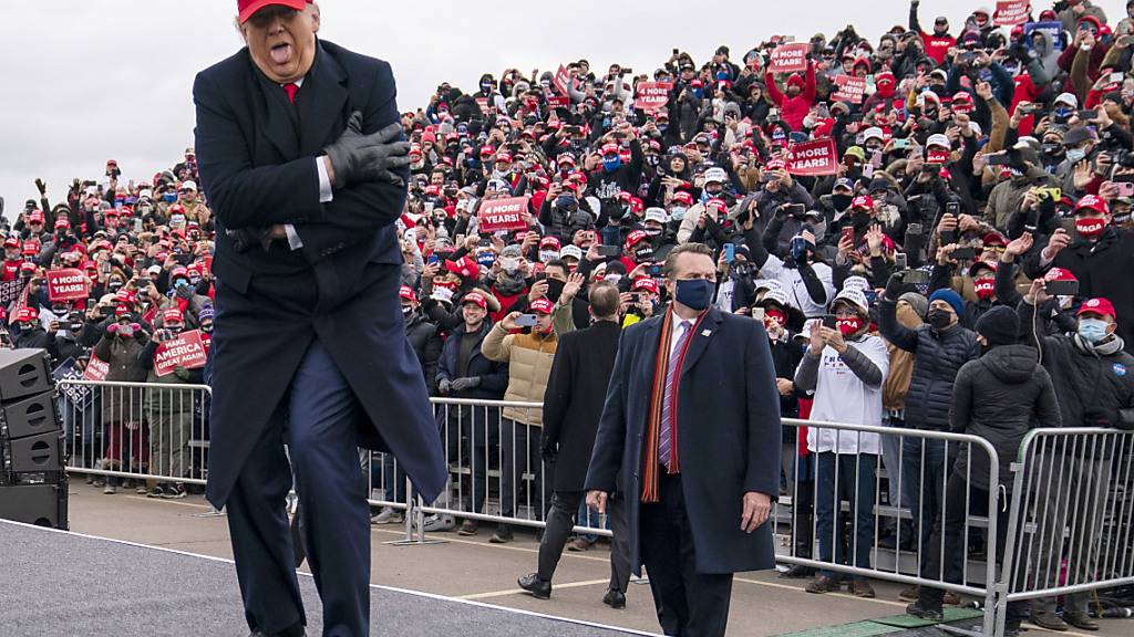 Donald Trump, Präsident der USA, gestikuliert während einer Wahlkampfveranstaltung am Michigan Sports Stars Park. Foto: Evan Vucci/AP/dpa