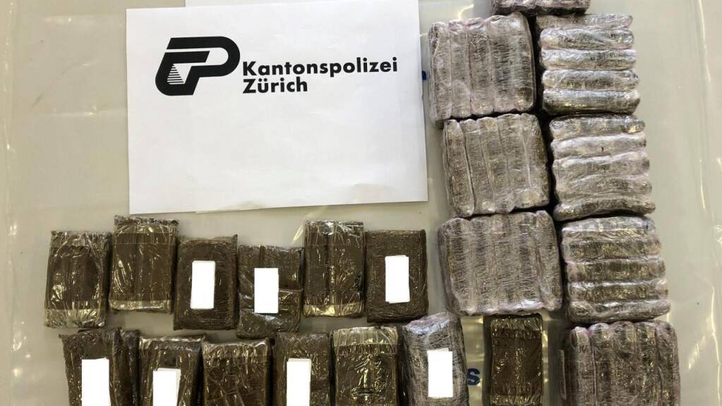 Über 60 Kilogramm Cannabis hat die Zürcher Kantonspolizei am Donnerstag in einem Lokal im Zürcher Tösstal sichergestellt.