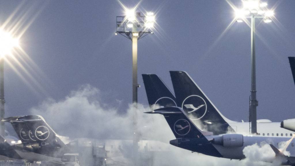 Wegen Glätte: Frankfurter Flughafen streicht viele Flüge