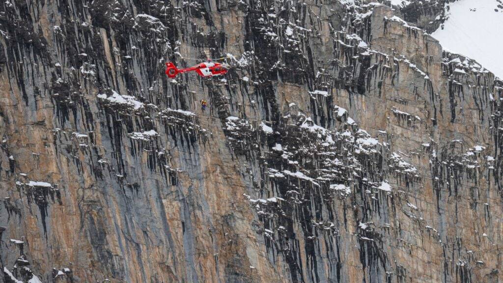 Die beiden Bergsteiger sowie ein Retter wurden an der Seilwinde auf die kleine Scheidegg gebracht.