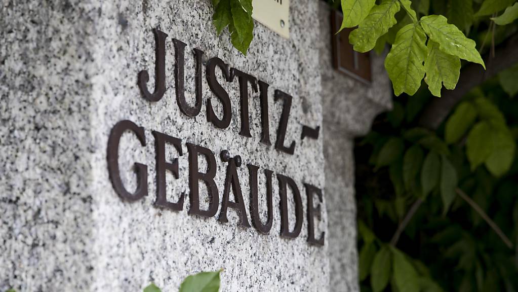 Das Kreisgericht in Brig hat am Montag sein Urteil im Fall des ehemaligen CVP-Politikers gefällt, der im März 2018 seine Partnerin mit 15 Hammerschlägen getötet haben soll. (Symbolbild)