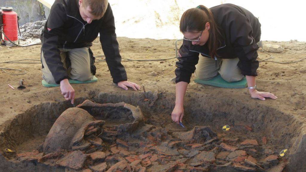 Auf den wertvollsten Fund stiessen die Archäologen in Gränichen AG erst ganz zum Schluss. Es handelte sich um eine Grube mit vielen zerbrochenen und verbrannten Gefässen.