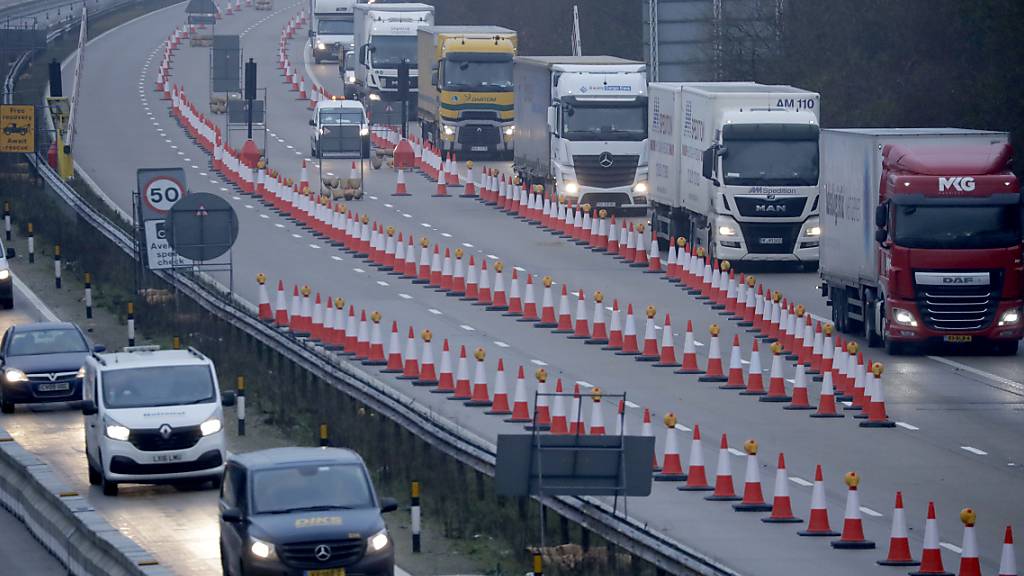 Ein spezielles Verkehrsleitsystem auf der Autobahn M20 in der Nähe von Ashford in der Grafschaft Kent getestet. Das System soll im Rahmen des Brexit ermöglichen, den Verkehr in beiden Richtungen auf der Autobahn aufrecht zu erhalten, während gleichzeitig Lastwagen in einer Warteschlange stehen, bis sie in den Hafen von Dover oder Richtung Eurotunnel fahren können. Foto: Matt Dunham/AP/dpa