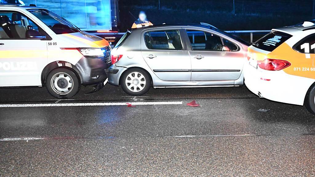 Die Polizei stoppte die Flüchtenden auf der Autobahn A1.