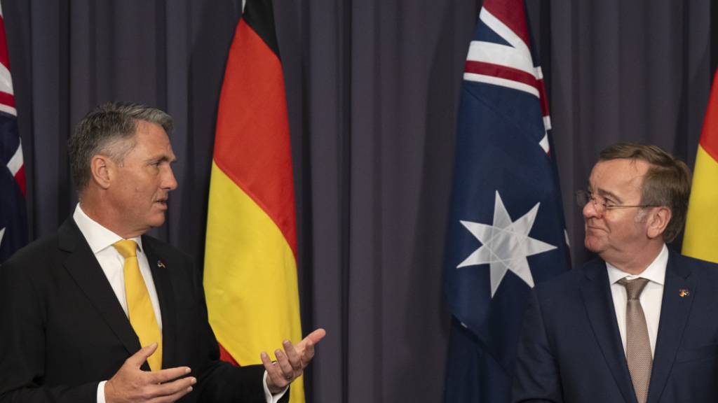 dpatopbilder - Boris Pistorius (r, SPD), Verteidigungsminister, und sein australischer Amtskollege Richard Marles geben nach einem Treffen eine gemeinsame Pressekonferenz. Pistorius besucht mehrere Partnerstaaten in der Weltregion, um die militärische und rüstungsindustrielle Zusammenarbeit zu vertiefen. Foto: Peter Kneffel/dpa