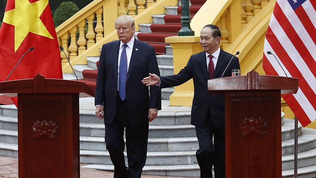 US-Präsident Donald Trump sagte am Sonntag nach einem Treffen mit Vietnams Präsidenten Tran Dai Quang, dass er in der Russland-Affäre den Angaben der US-Geheimdienste Glauben schenke.