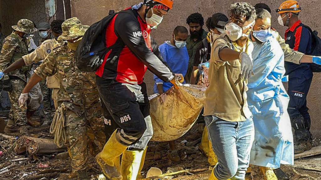 HANDOUT - Auf diesem von der türkischen Hilfsorganisation IHH zur Verfügung gestellten Foto bergen Rettungskräfte eine Leiche. In Libyen herrscht nach den furchtbaren Überschwemmungen weiter der Ausnahmezustand. Allein in der schwer betroffenen Hafenstadt Darna werden Zehntausende von Toten befürchtet. Foto: Uncredited/IHH/AP/dpa - ACHTUNG: Nur zur redaktionellen Verwendung und nur mit vollständiger Nennung des vorstehenden Credits