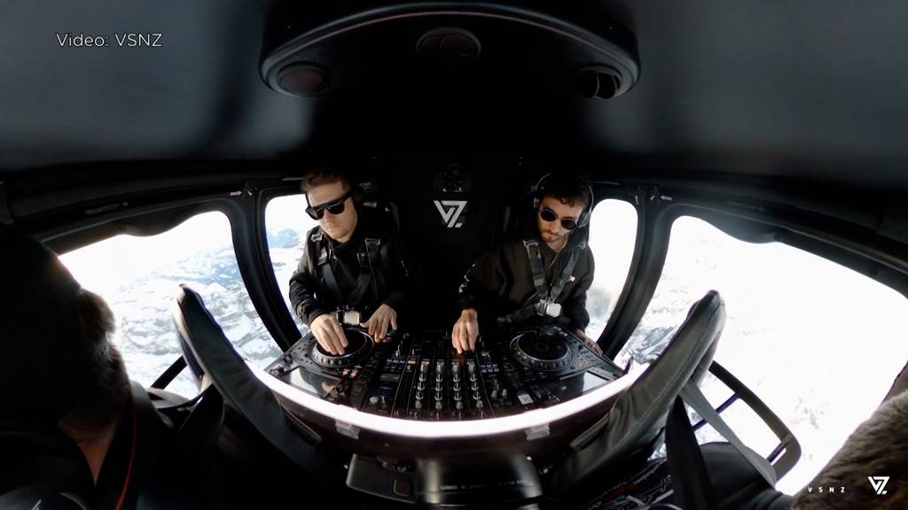 Himmlische Musik: DJ-Duo legt in Helikopter über Berner Alpen auf